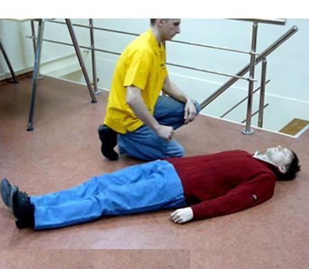 Что следует сделать для оказания первой медицинской помощи при повреждении позвоночника?