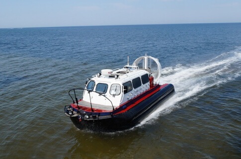 В каком направлении рекомендуется производить поворот на обратный курс при сильном боковом ветре?