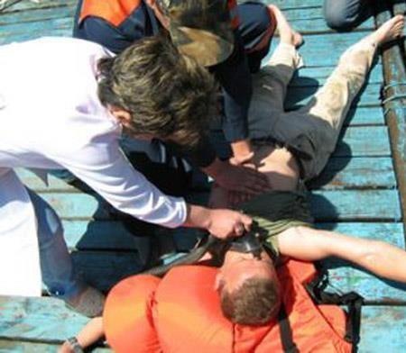 Что необходимо сделать для оказания первой помощи извлеченному из воды человеку без сознания?